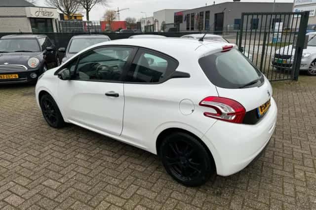 Peugeot 208 (2013) thumbnail 4