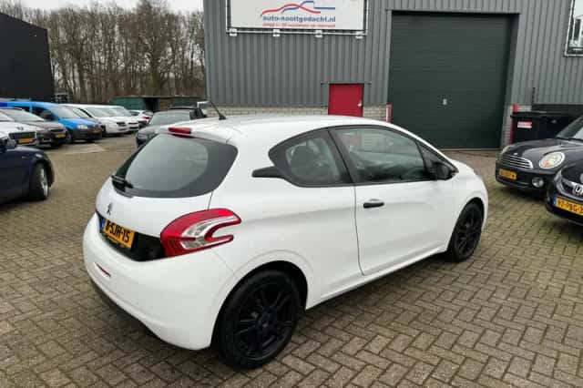 Peugeot 208 (2013) thumbnail 6