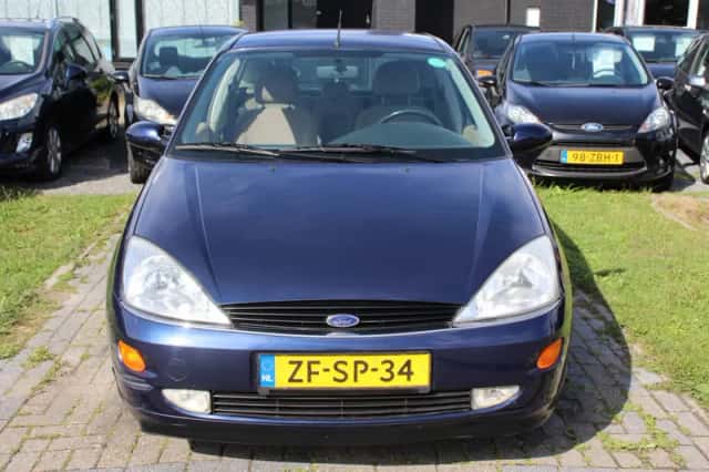 Ford Focus (1999) thumbnail 2