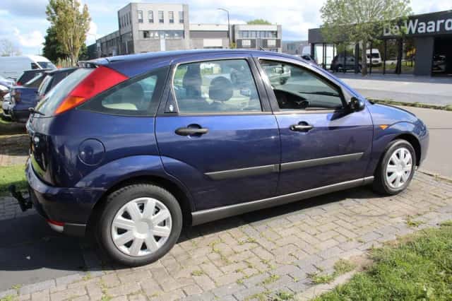 Ford Focus (1999) thumbnail 4