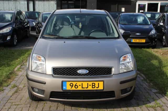 Ford Fusion (2003) thumbnail 2