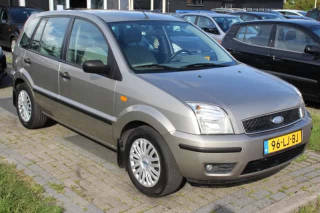 Ford Fusion (2003) thumbnail 3