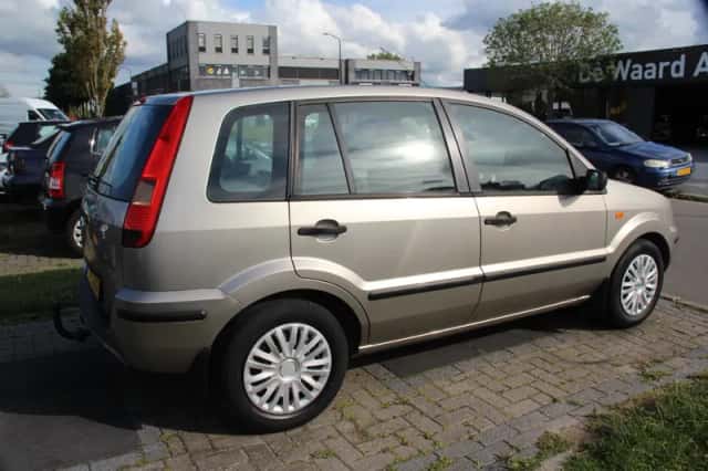 Ford Fusion (2003) thumbnail 4