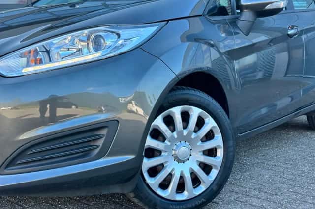 Ford Fiesta (2016) thumbnail 2