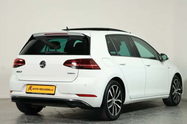 Volkswagen Golf (2018) thumbnail 2
