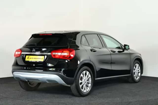 Mercedes-Benz GLA (2015) thumbnail 2