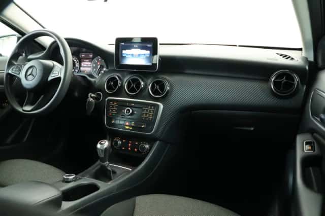 Mercedes-Benz GLA (2015) thumbnail 3
