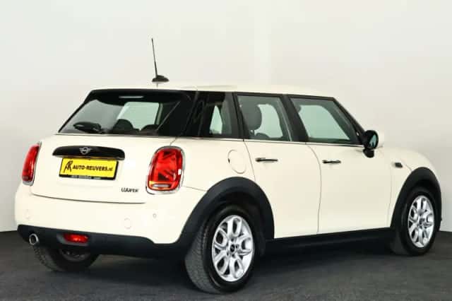 MINI Cooper (2018) thumbnail 2