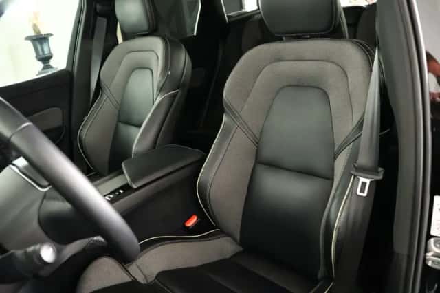 Volvo XC60 (2023) thumbnail 3