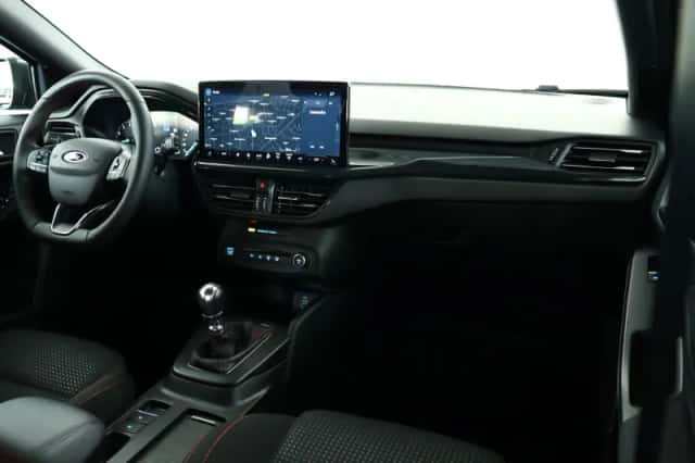 Ford Focus (2022) thumbnail 3