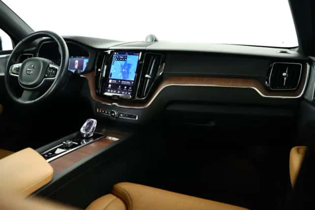 Volvo XC60 (2022) thumbnail 3