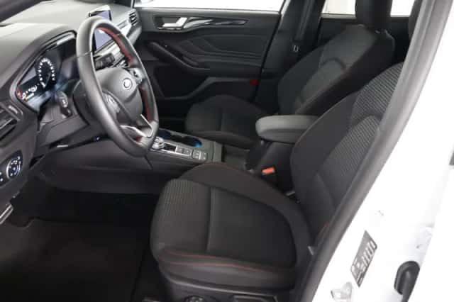 Ford Focus (2018) thumbnail 3