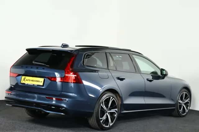 Volvo V60 (2022) thumbnail 2