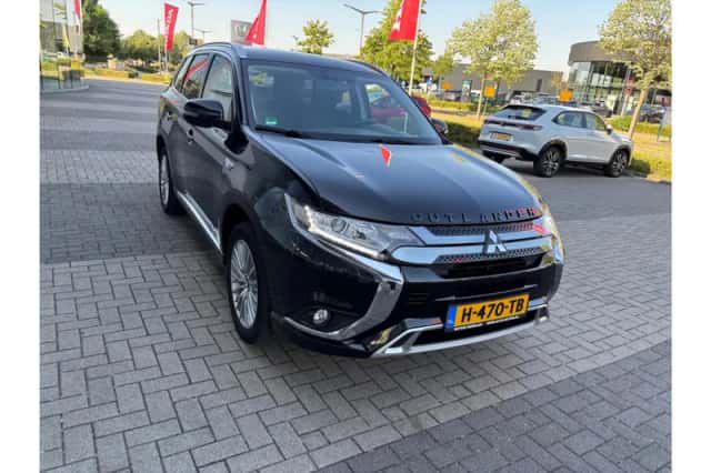 Mitsubishi Outlander (2020) thumbnail 2
