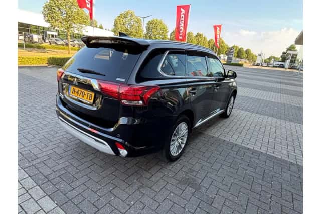 Mitsubishi Outlander (2020) thumbnail 3