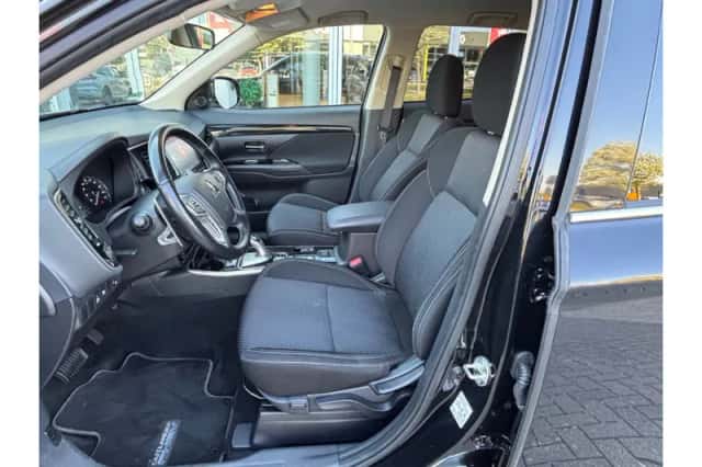 Mitsubishi Outlander (2020) thumbnail 5