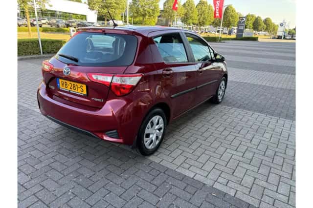 Toyota Yaris (2017) thumbnail 3