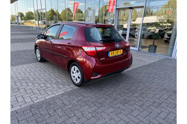 Toyota Yaris (2017) thumbnail 4