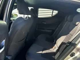 Toyota C-HR (2021) thumbnail 16