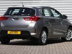 Toyota Auris (2013) thumbnail 2