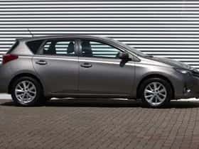 Toyota Auris (2013) thumbnail 3