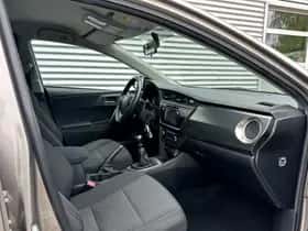 Toyota Auris (2013) thumbnail 4