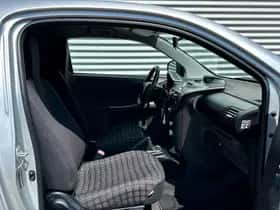 Toyota IQ (2009) thumbnail 4