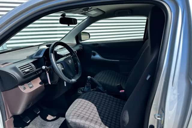 Toyota IQ (2009) thumbnail 5