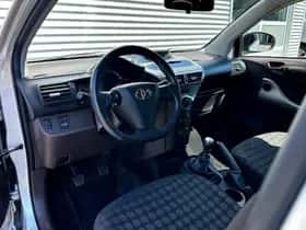 Toyota IQ (2009) thumbnail 9