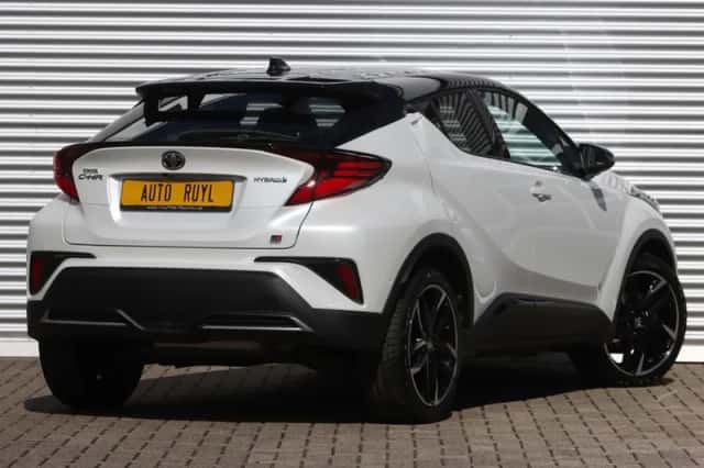 Toyota C-HR (2023) thumbnail 2