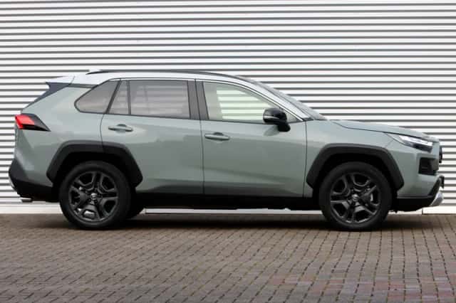 Toyota RAV4 (2024) thumbnail 3