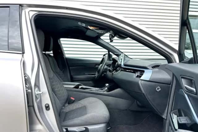Toyota C-HR (2021) thumbnail 4