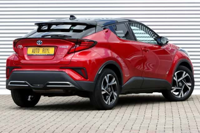 Toyota C-HR (2022) thumbnail 2