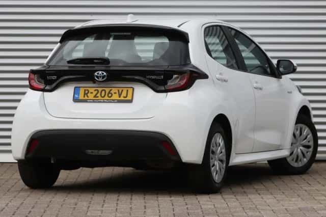 Toyota Yaris (2021) thumbnail 2