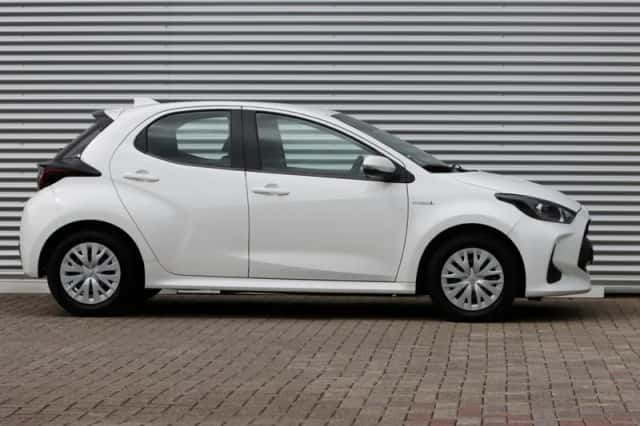 Toyota Yaris (2021) thumbnail 3