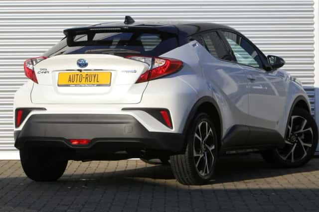Toyota C-HR (2018) thumbnail 2