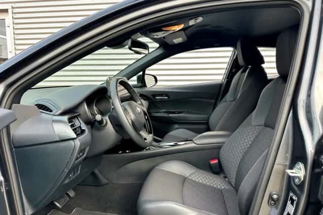 Toyota C-HR (2023) thumbnail 5