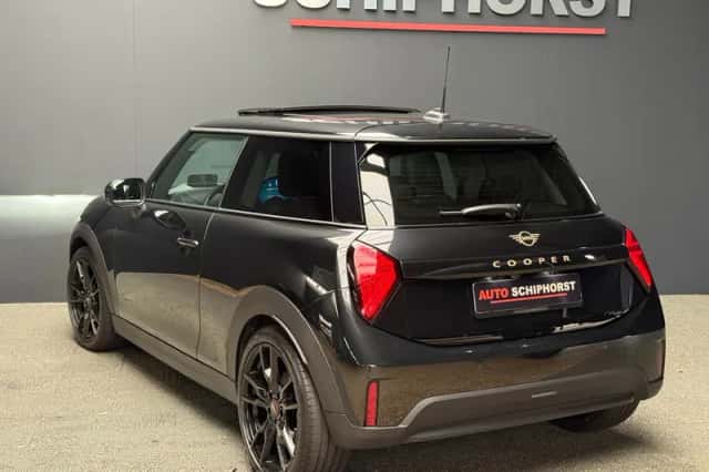 MINI Cooper (2024) thumbnail 2