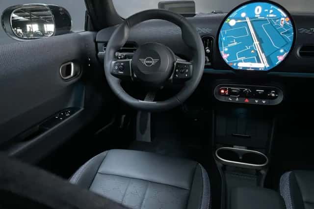 MINI Cooper (2024) thumbnail 3