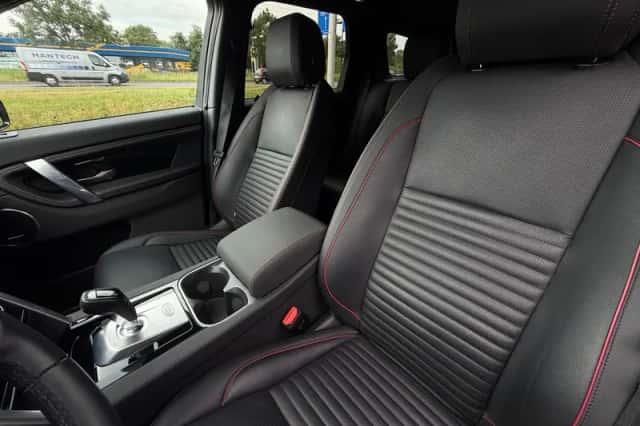 Land Rover Discovery Sport (2025) thumbnail 3