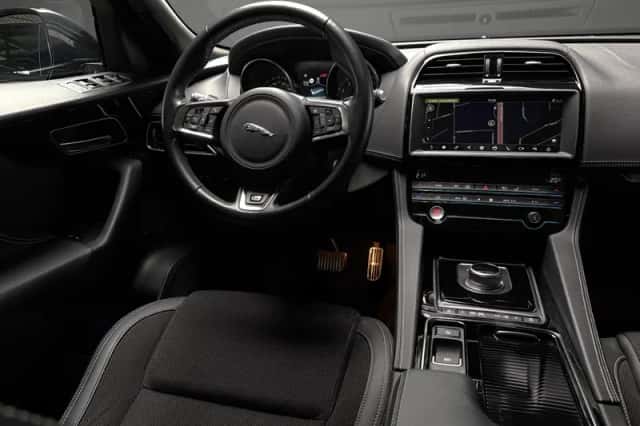 Jaguar F-Pace (2019) thumbnail 2