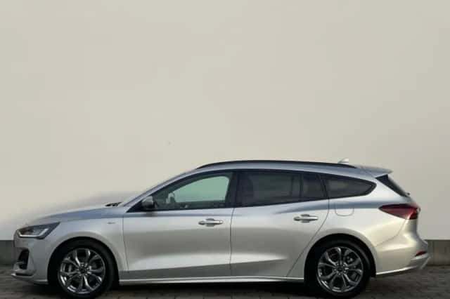 Ford Focus (2023) thumbnail 2