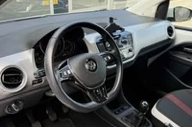 Volkswagen Up (2018) thumbnail 2