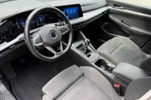 Volkswagen Golf (2022) thumbnail 2