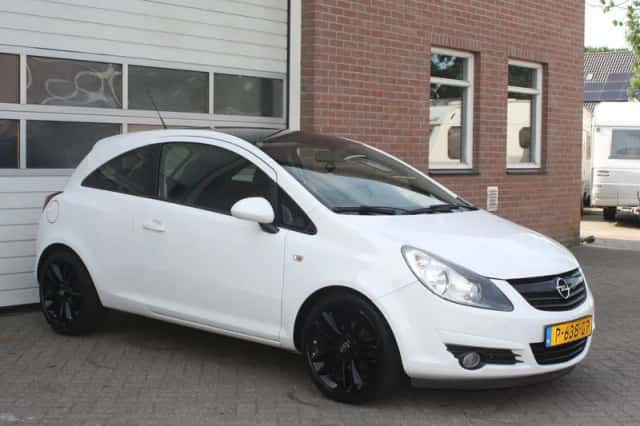 Opel Corsa (2010) thumbnail 3