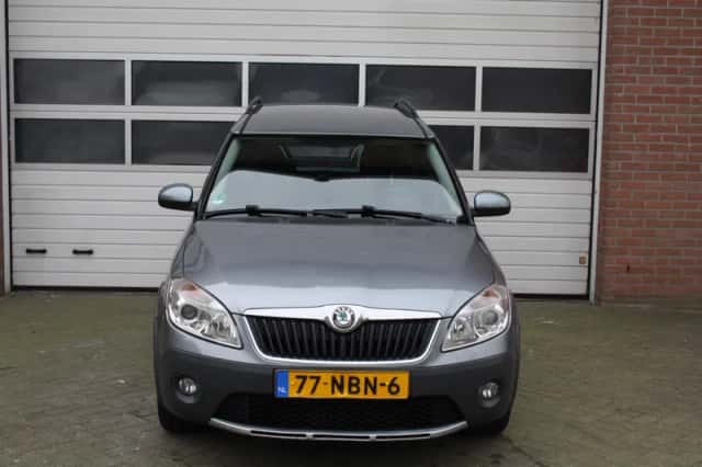 Škoda Roomster (2010) thumbnail 2
