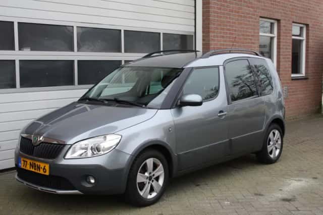 Škoda Roomster (2010) thumbnail 4