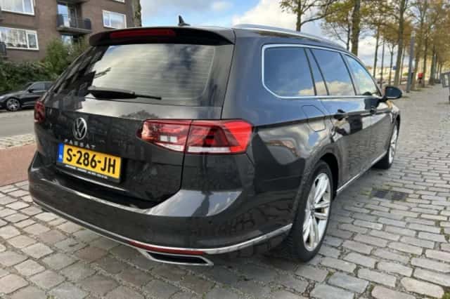 Volkswagen Passat (2022) thumbnail 2