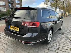 Volkswagen Passat (2022) thumbnail 2