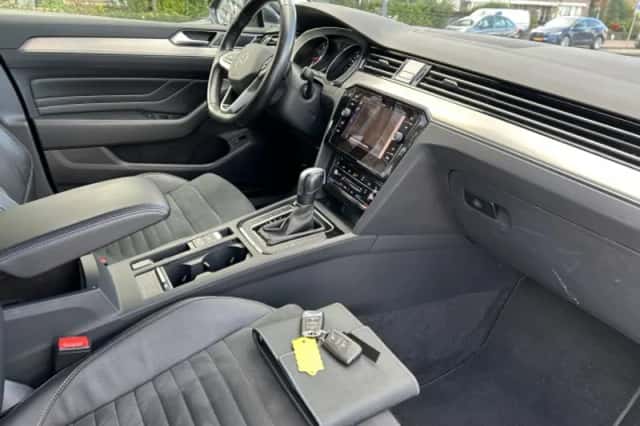 Volkswagen Passat (2022) thumbnail 3